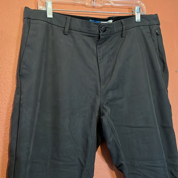 Old Navy Straight Ultimate Tech Built-In Flex Chino Pants - Picture 5 of 13
